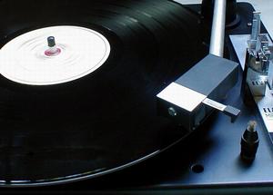 Turntable_with_LP_and_needle.jpg